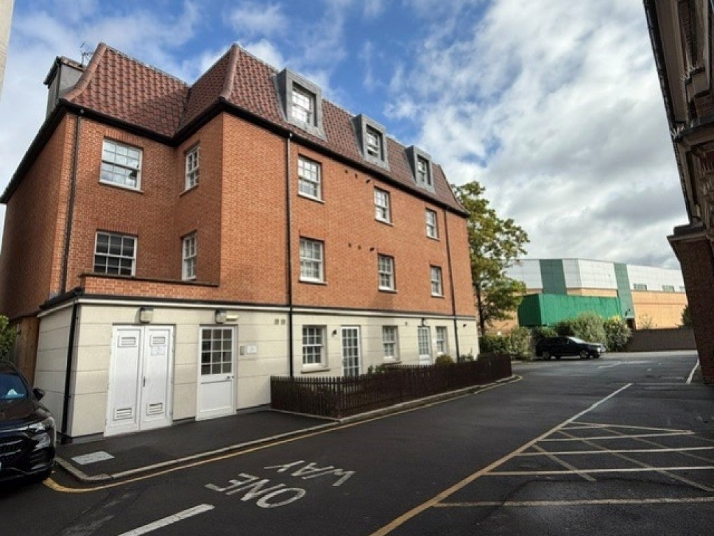 Flat Rosslyn Crescent in Greater London