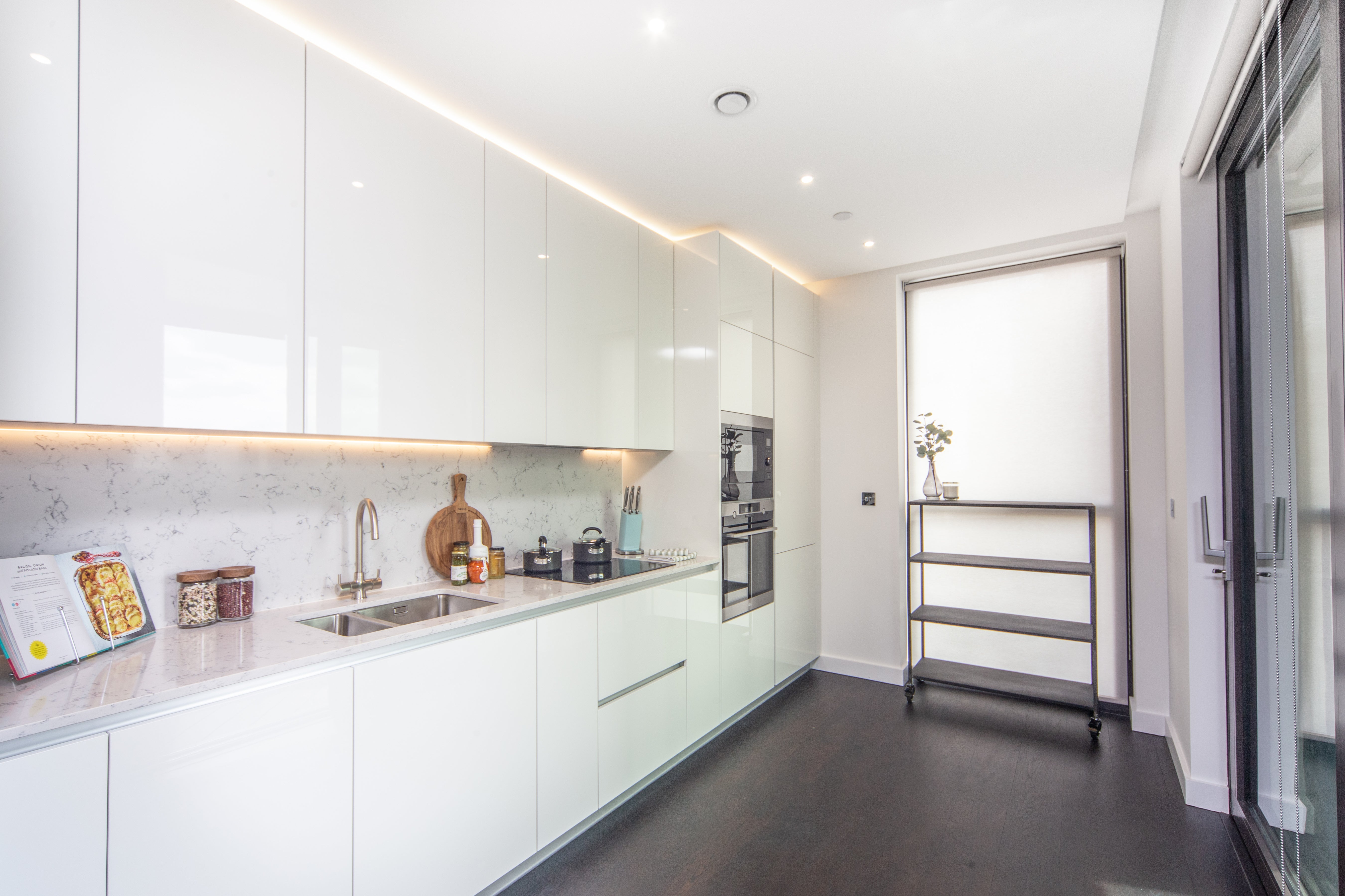 Flat Ponton Road in Greater London