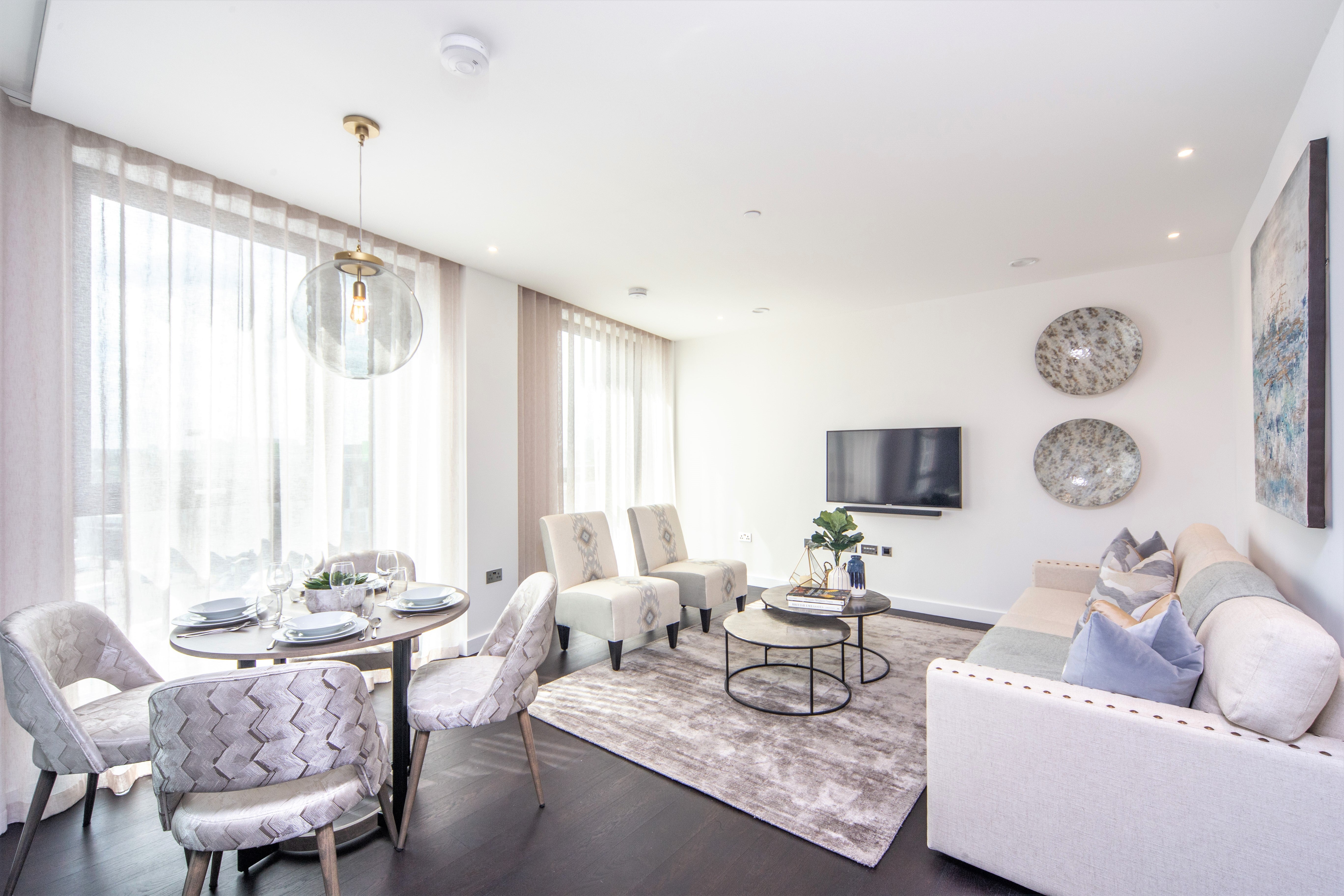 Flat Ponton Road in Greater London