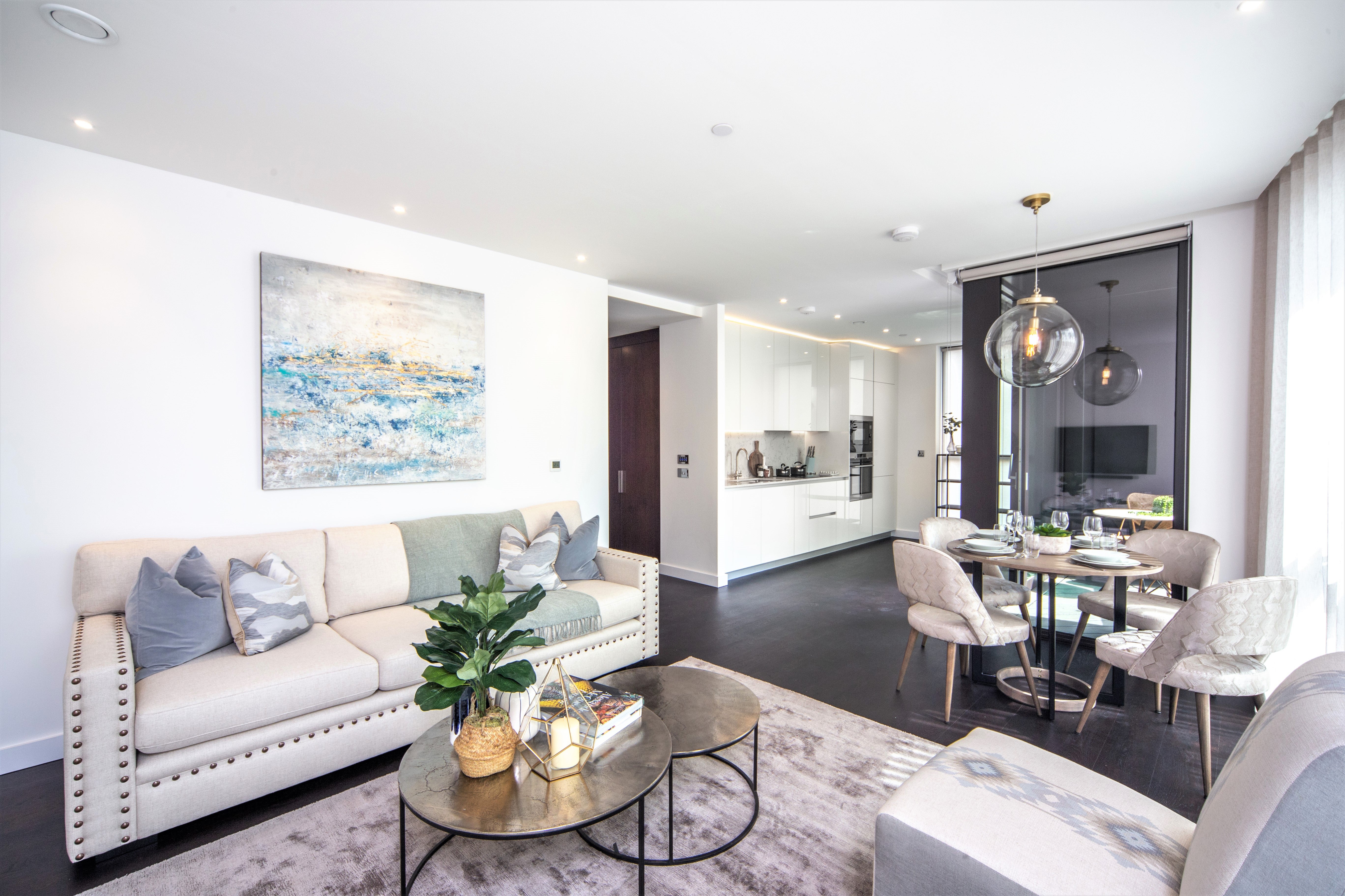 Flat Ponton Road in Greater London
