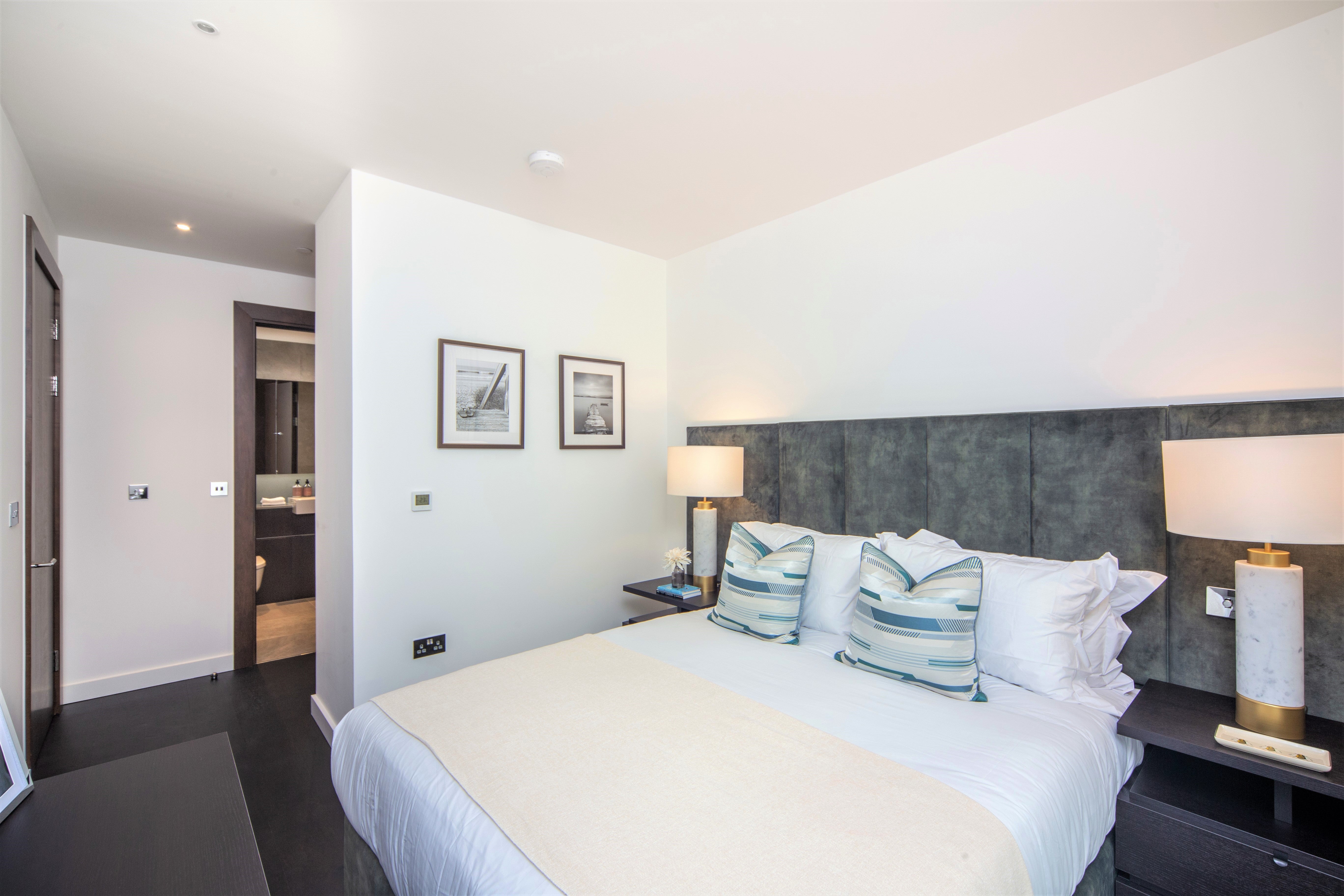 Flat Ponton Road in Greater London