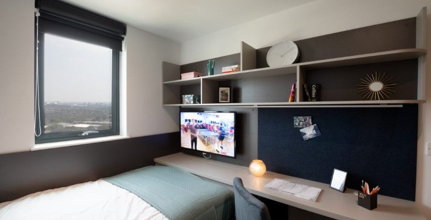 Room Commercial Road in Greater London