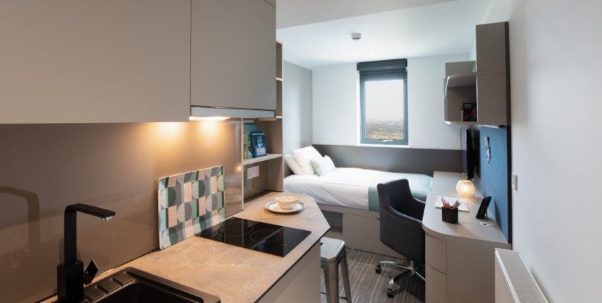 Room Commercial Road in Greater London