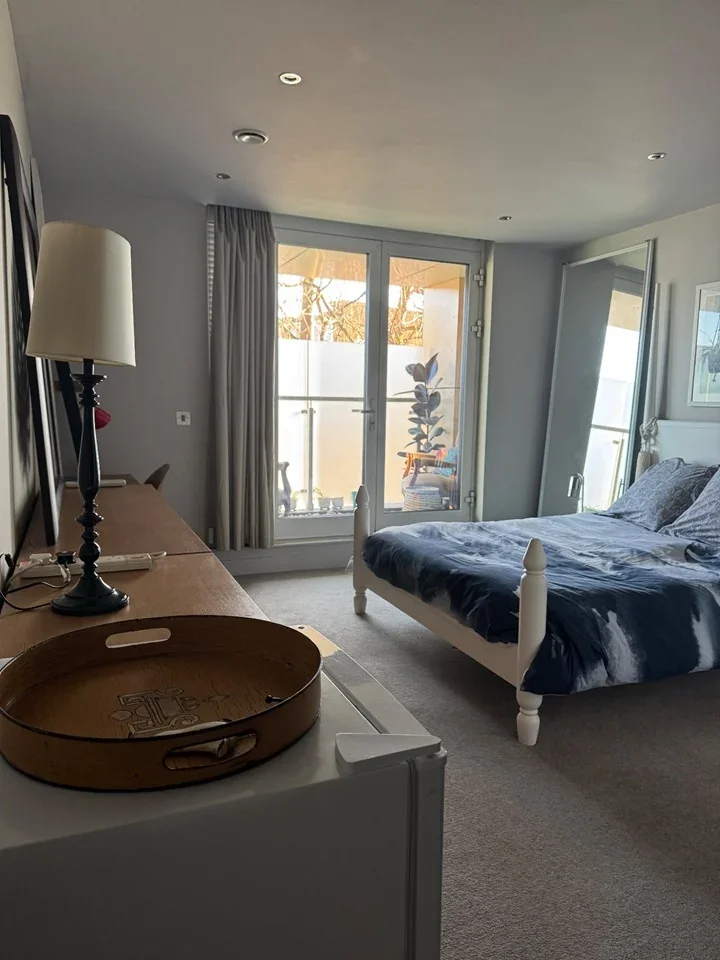 Room Junction Road in Greater London