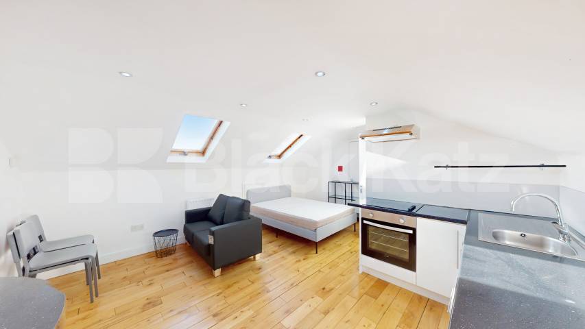Flat Iverson Road in Greater London
