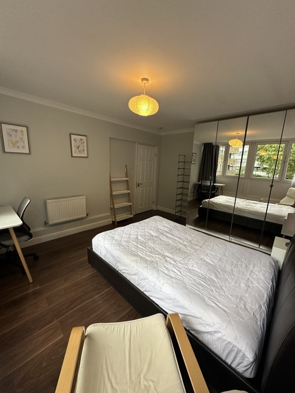 Room Thomas Baines Road in Greater London