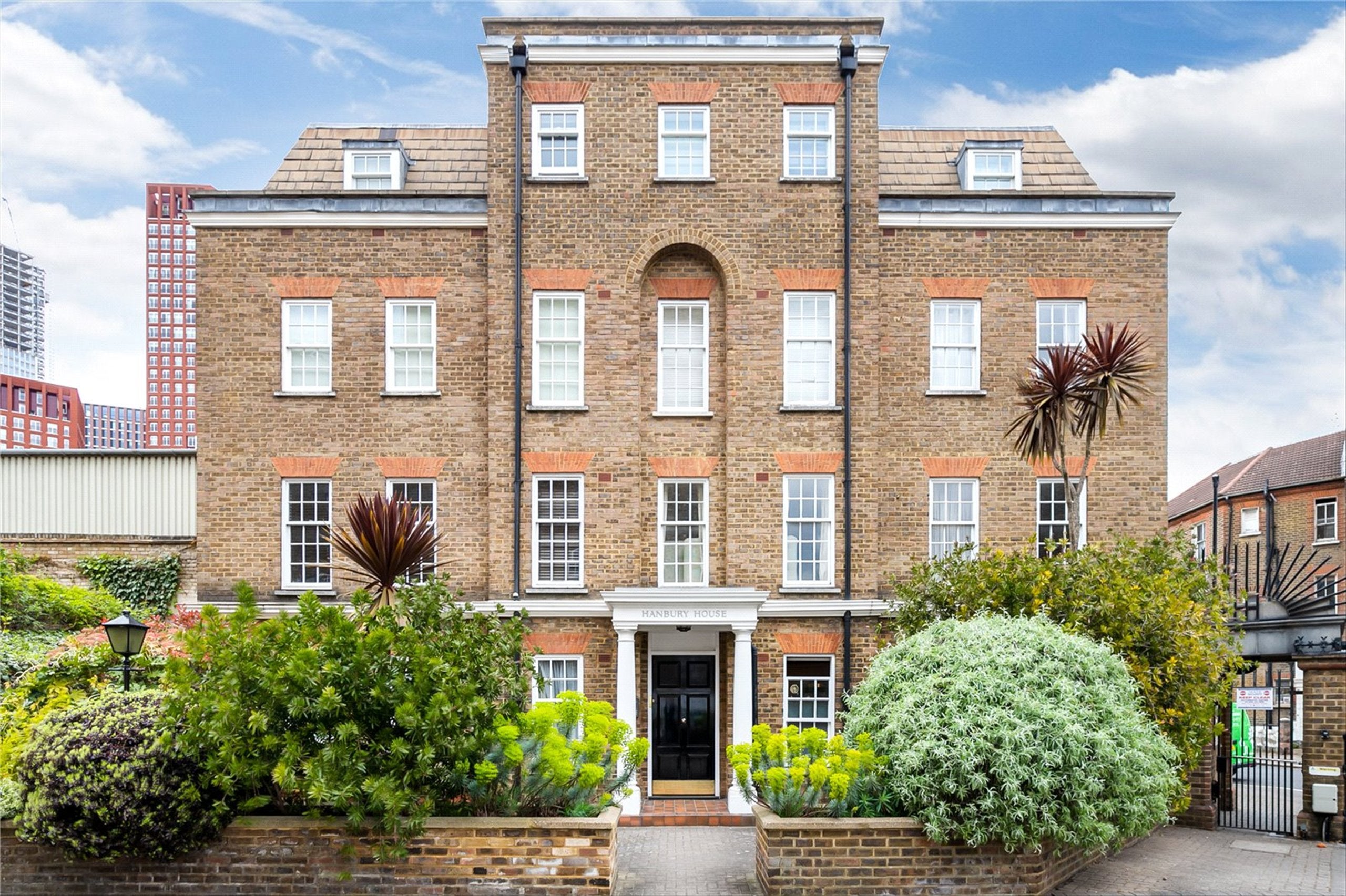 Flat Regents Bridge Gardens in Greater London