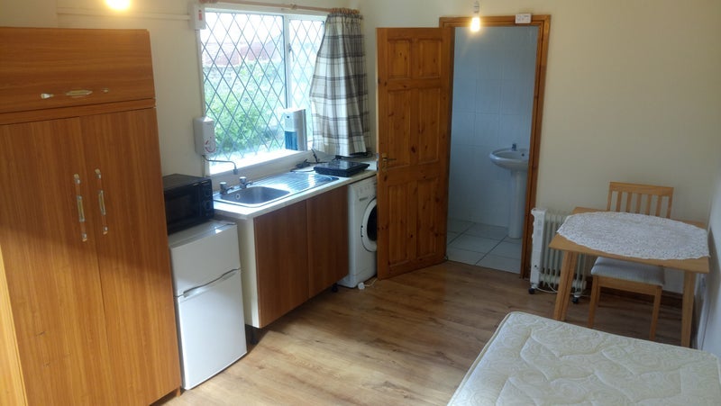 Room Meadfield Road in Slough