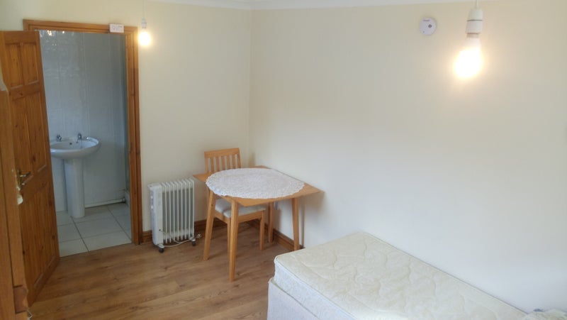 Room Meadfield Road in Slough