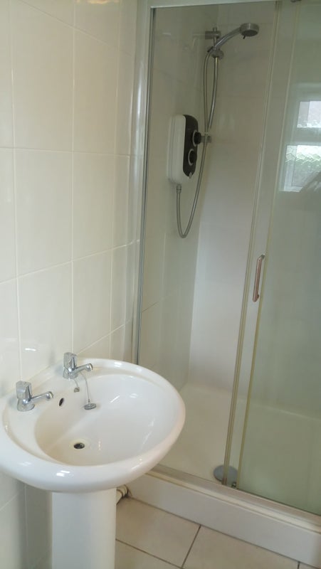 Room Meadfield Road in Slough