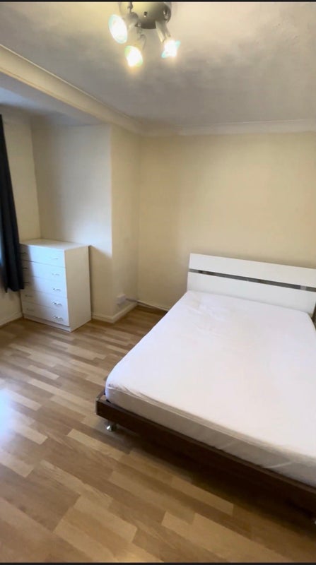 Room Saunders Ness Road in Greater London