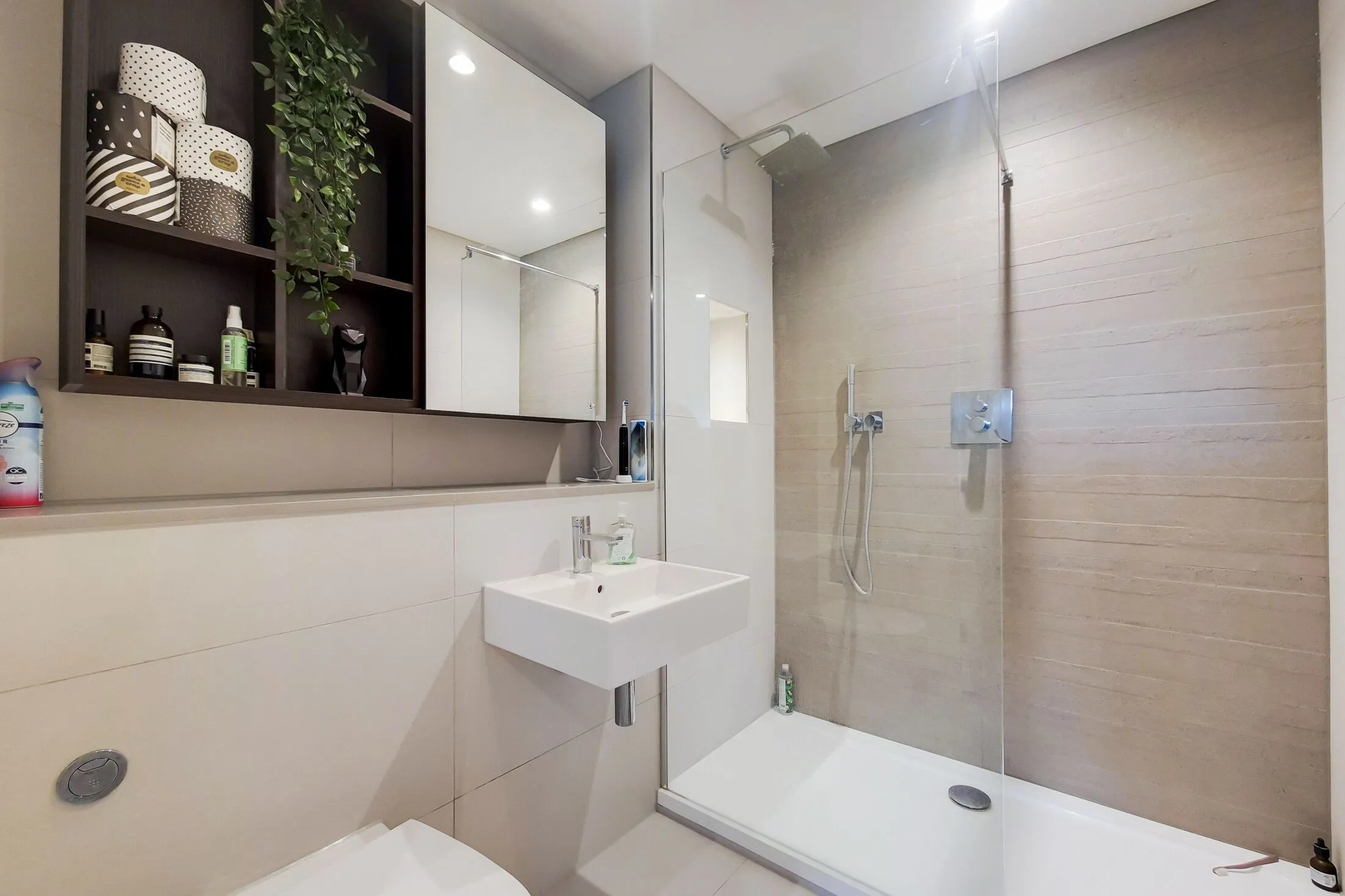 Flat Moulding Lane in Greater London