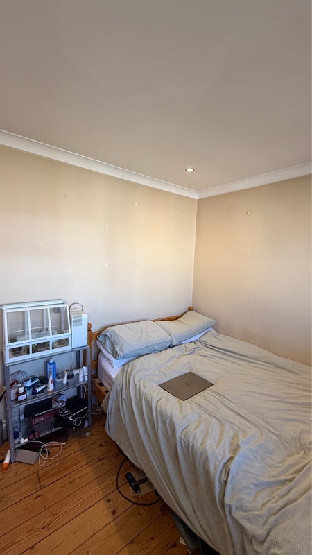 Room Grove Road in Greater London