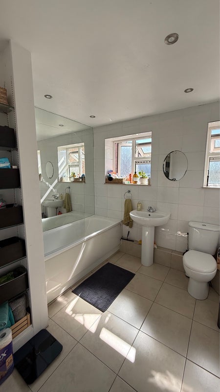 Room Grove Road in Greater London