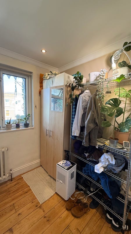 Room Grove Road in Greater London