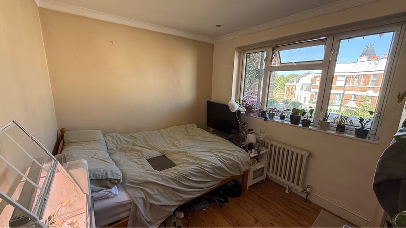 Room Grove Road in Greater London