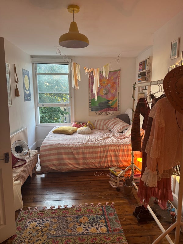 Room Evering Road in Greater London