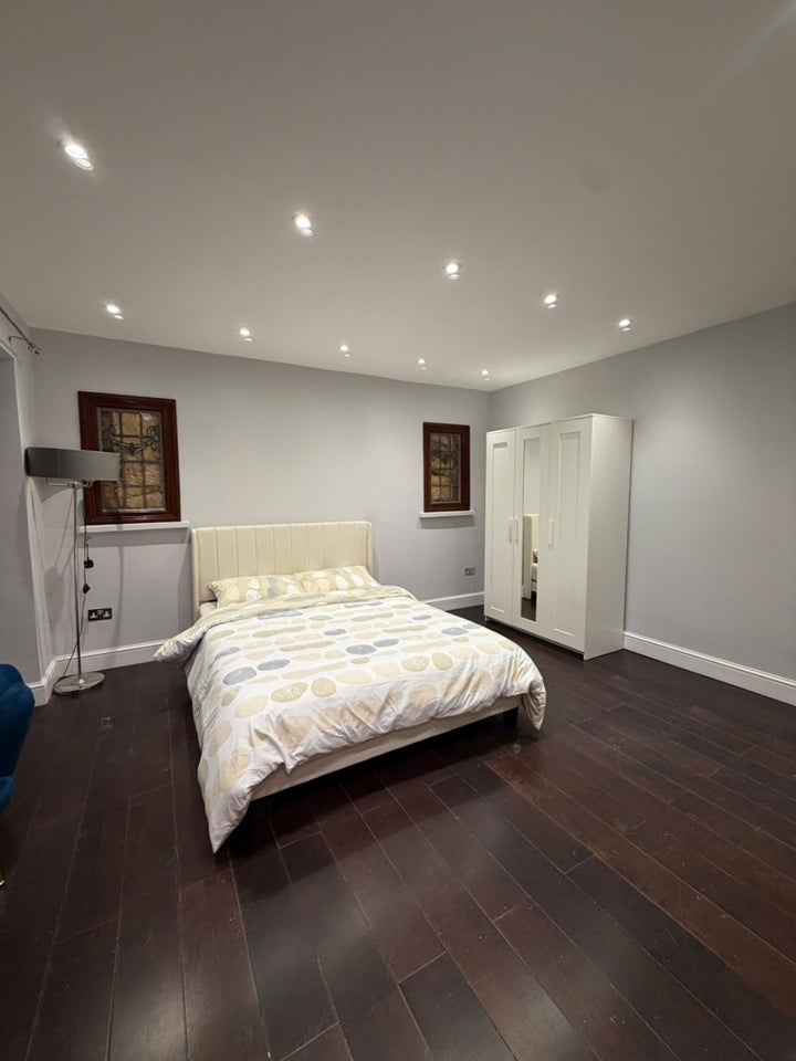 Flat Manor Road in Greater London