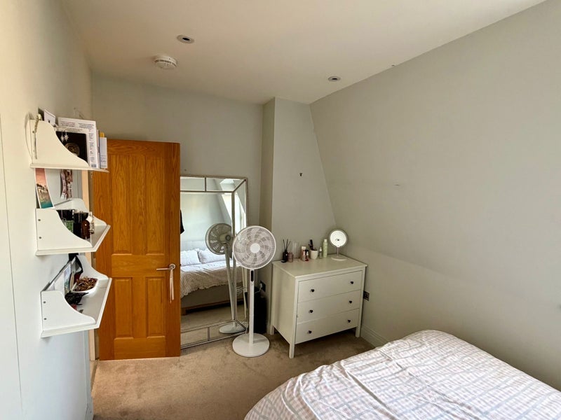 Room Emu Road in Greater London