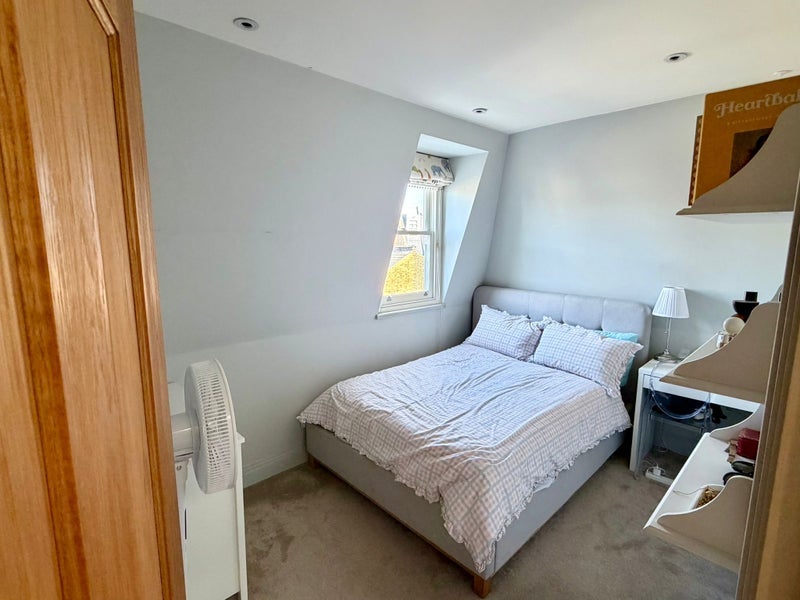 Room Emu Road in Greater London