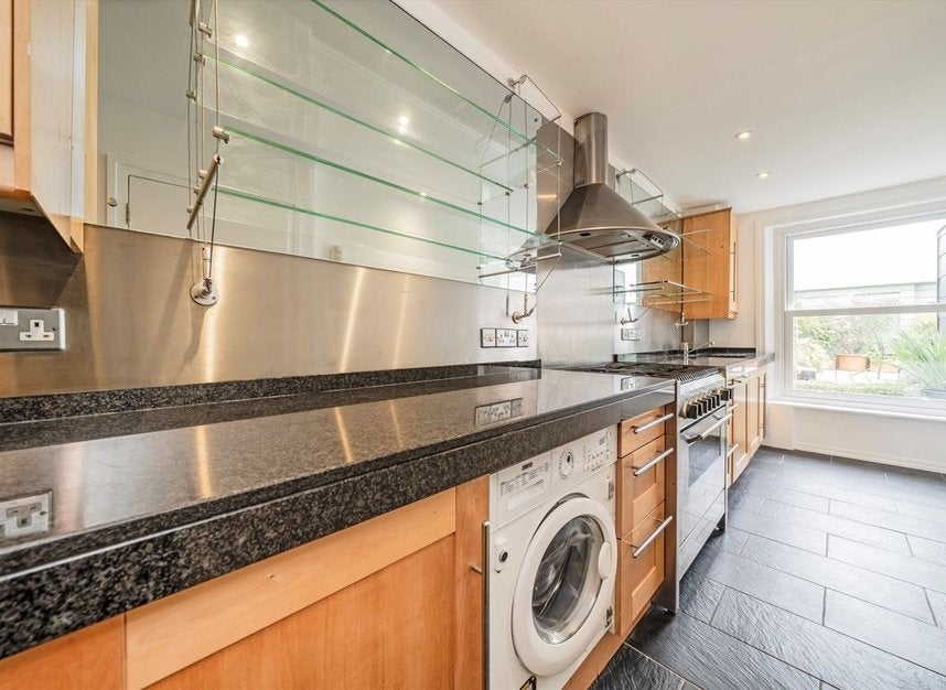 Flat De Vere Gardens in Greater London