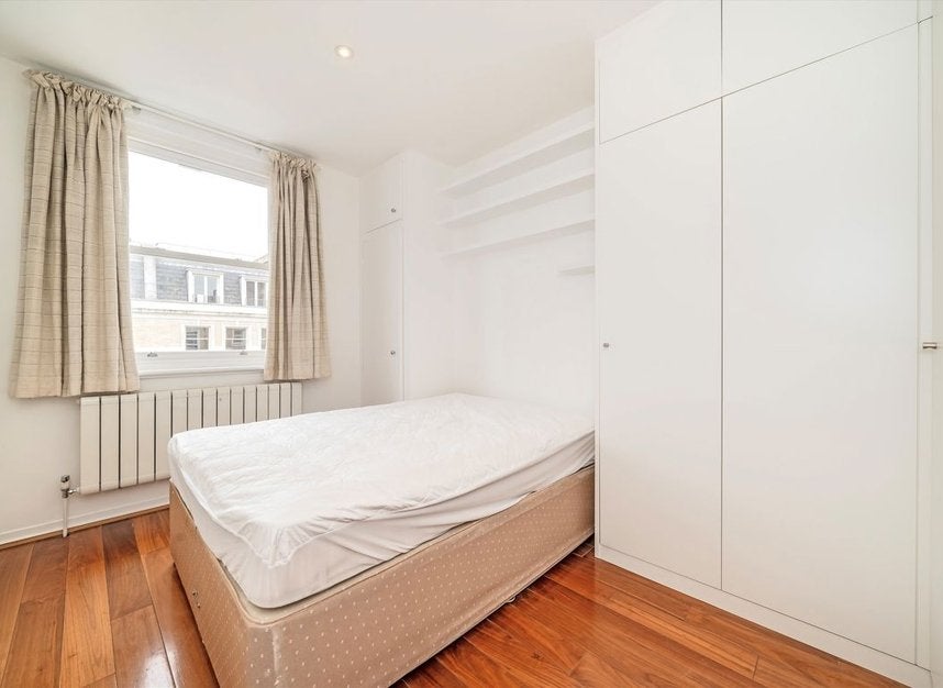 Flat De Vere Gardens in Greater London