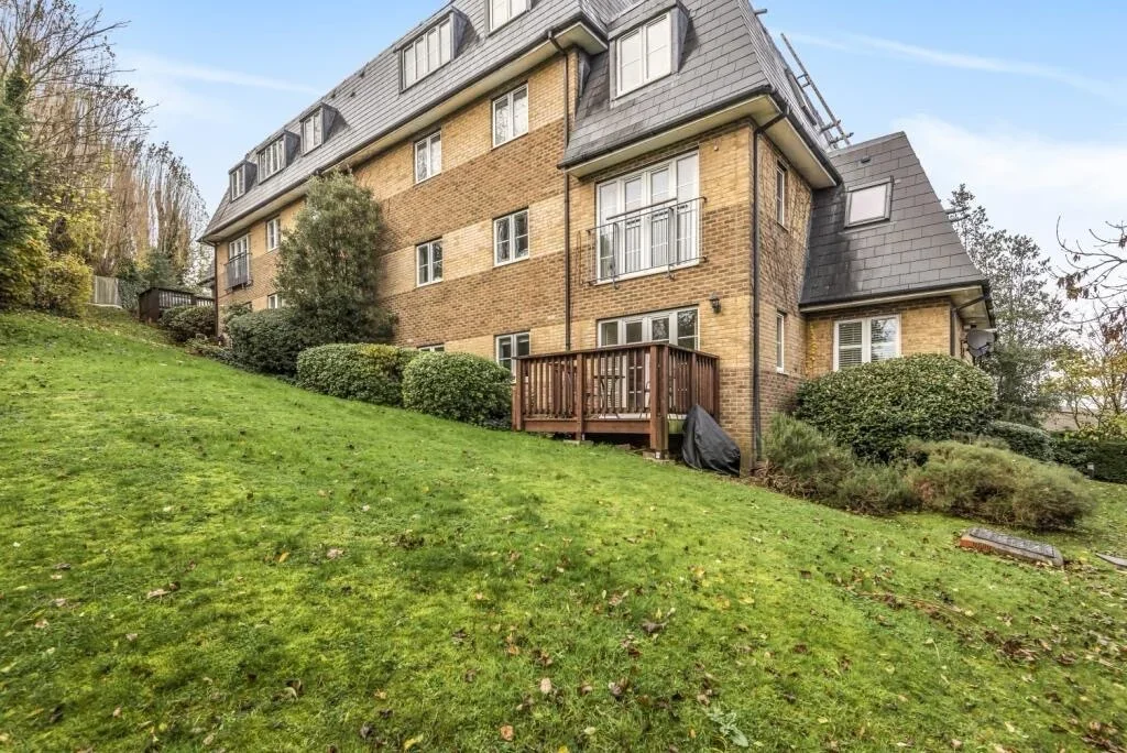 Flat Manor Way in Greater London