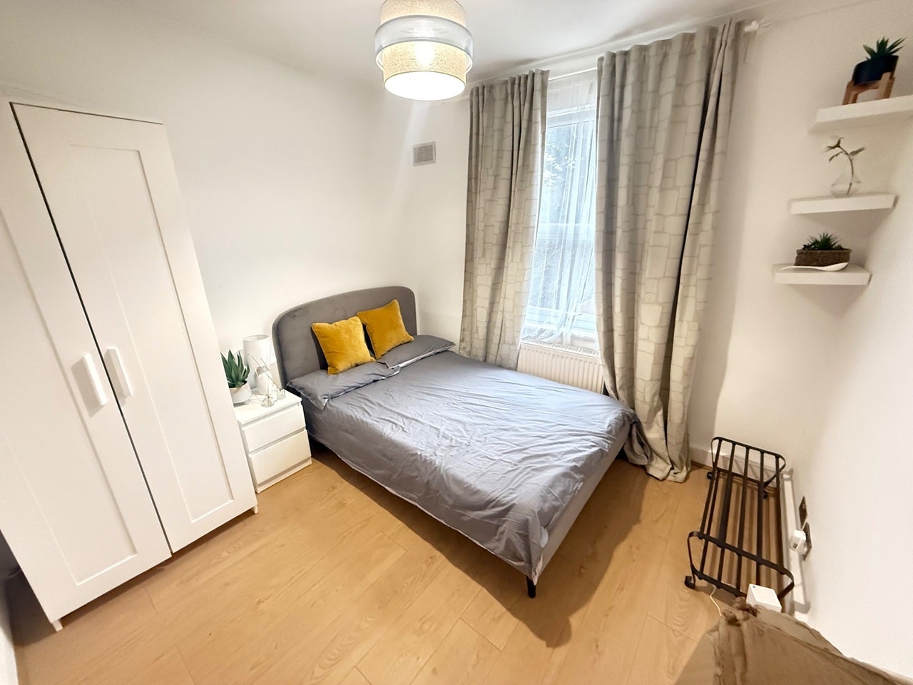 Room Kynaston Road in Greater London