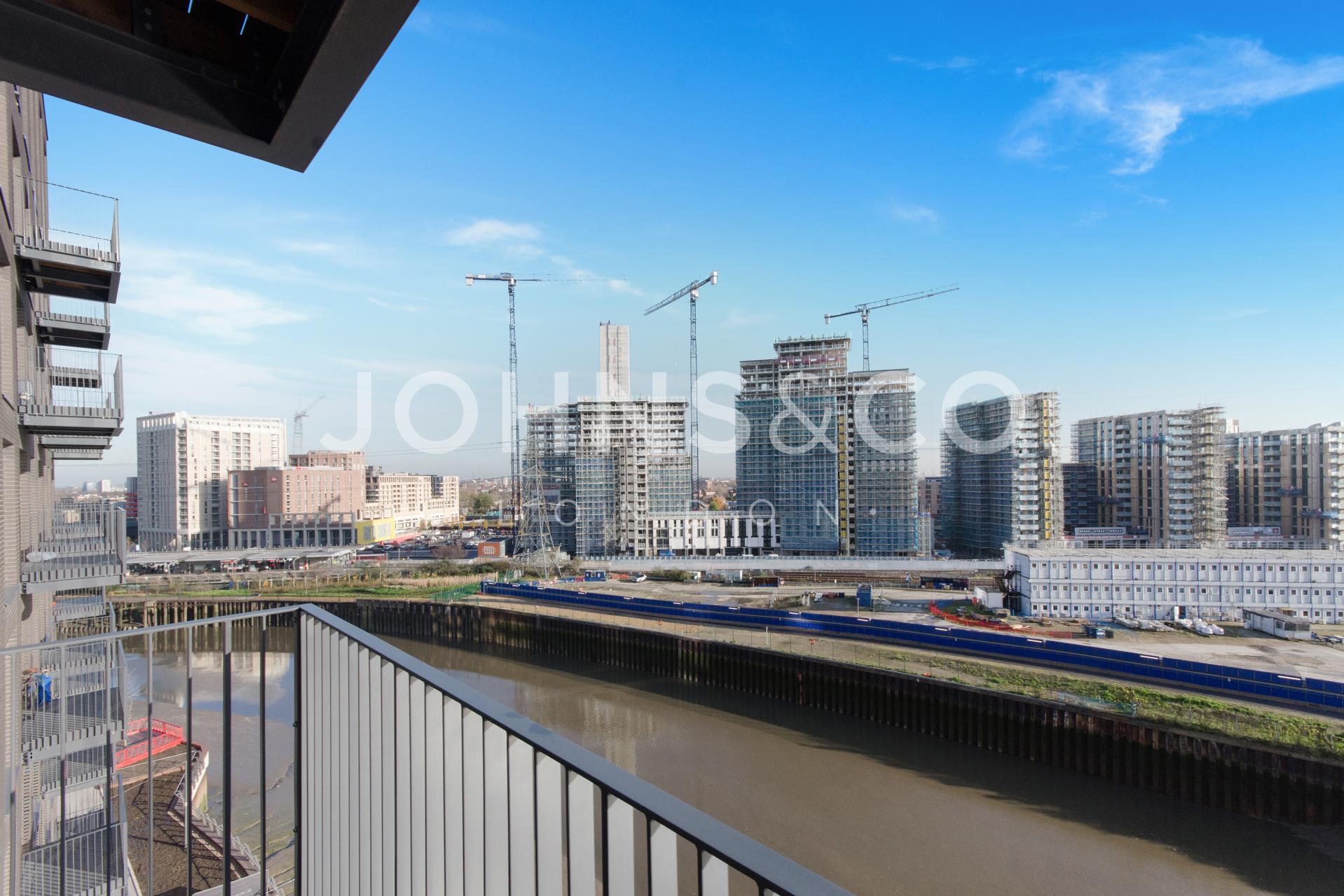 Flat City Island Way in Greater London