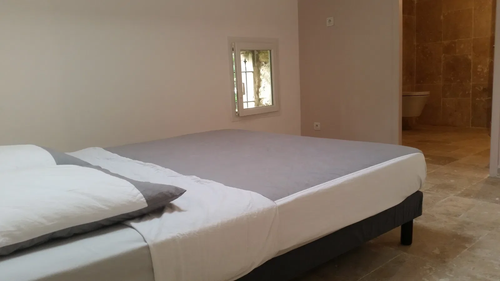 Room Chemin du Blanchissage in Camaret-sur-Aigues