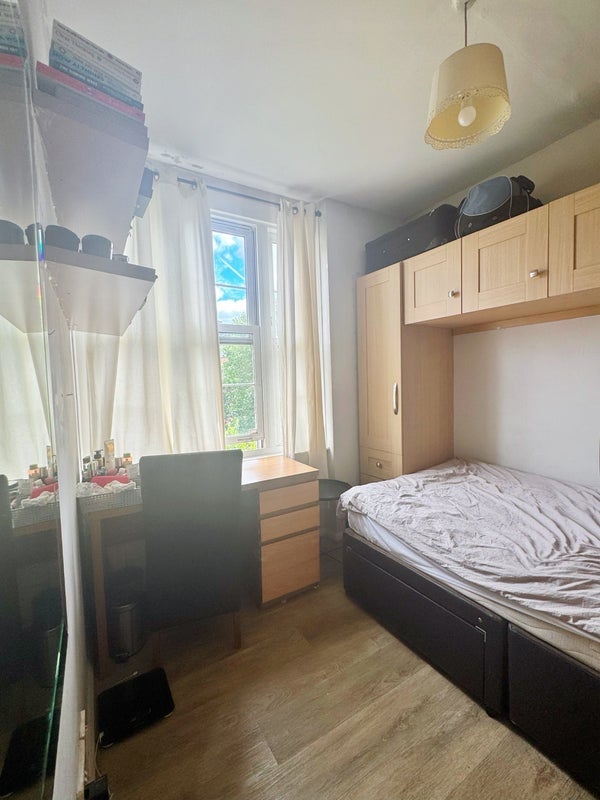 Room Fair Street in Greater London