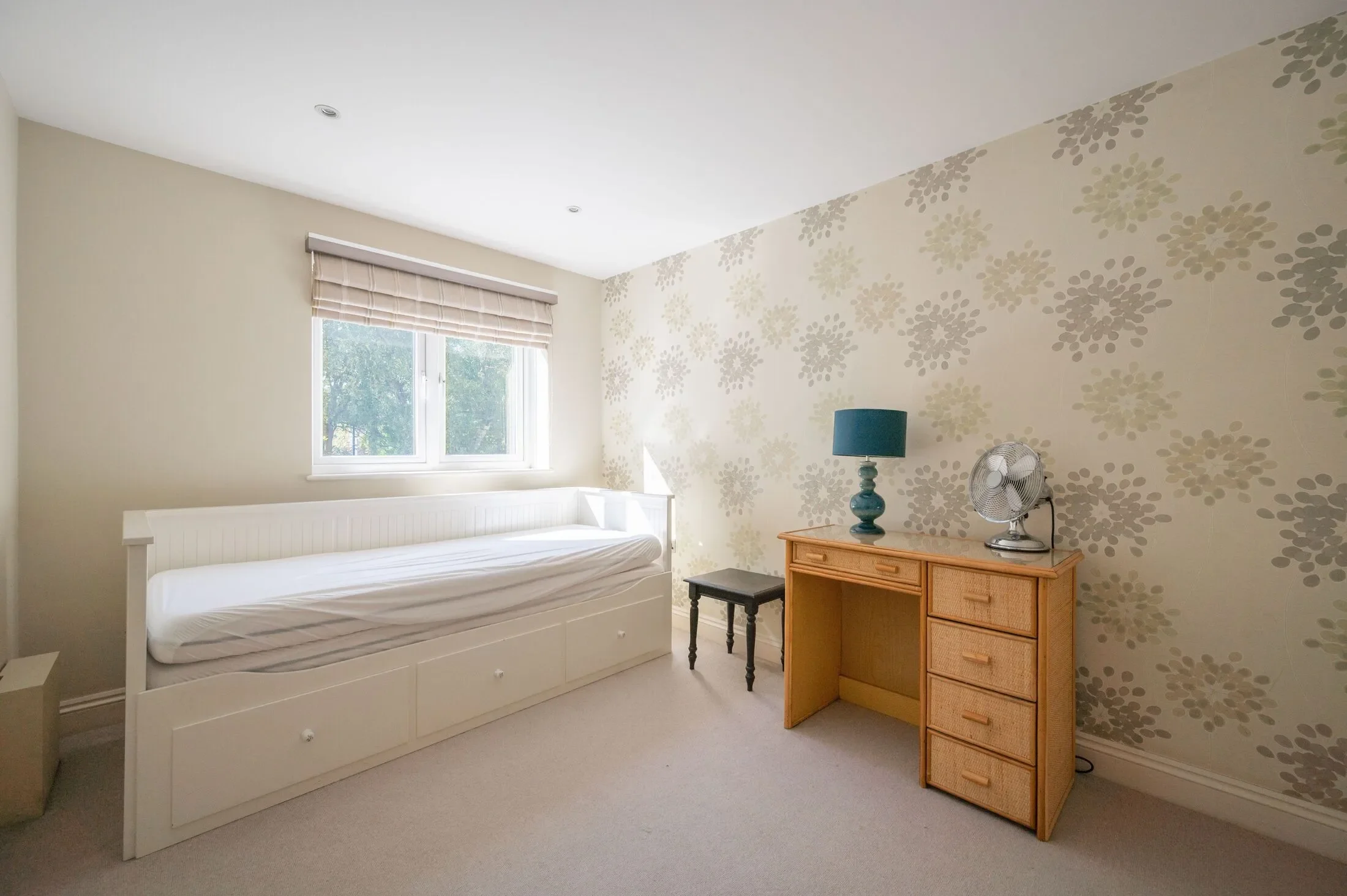 Flat Fitzhugh Grove in Greater London