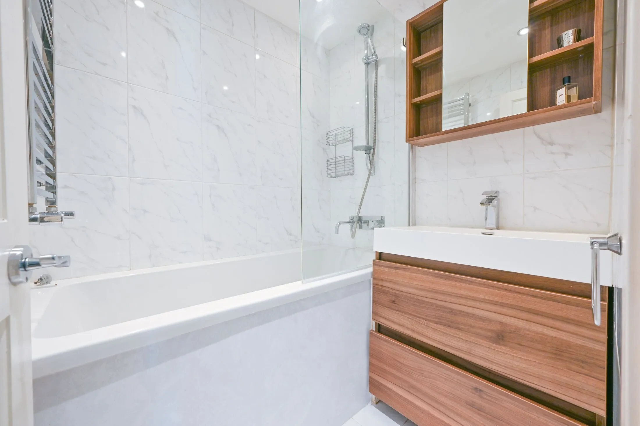 Flat Fitzhugh Grove in Greater London