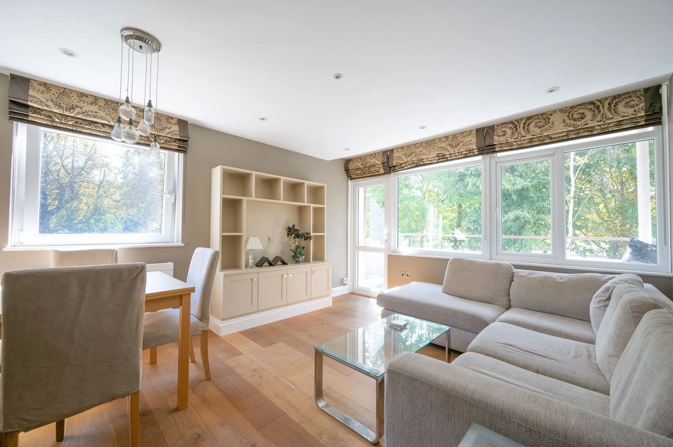 Flat Fitzhugh Grove in Greater London