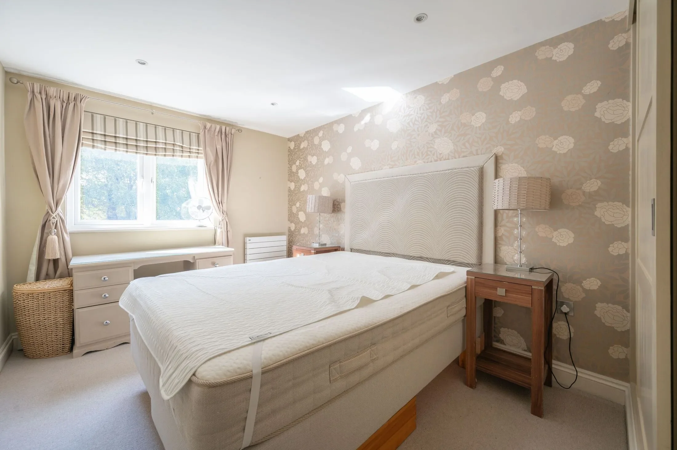 Flat Fitzhugh Grove in Greater London
