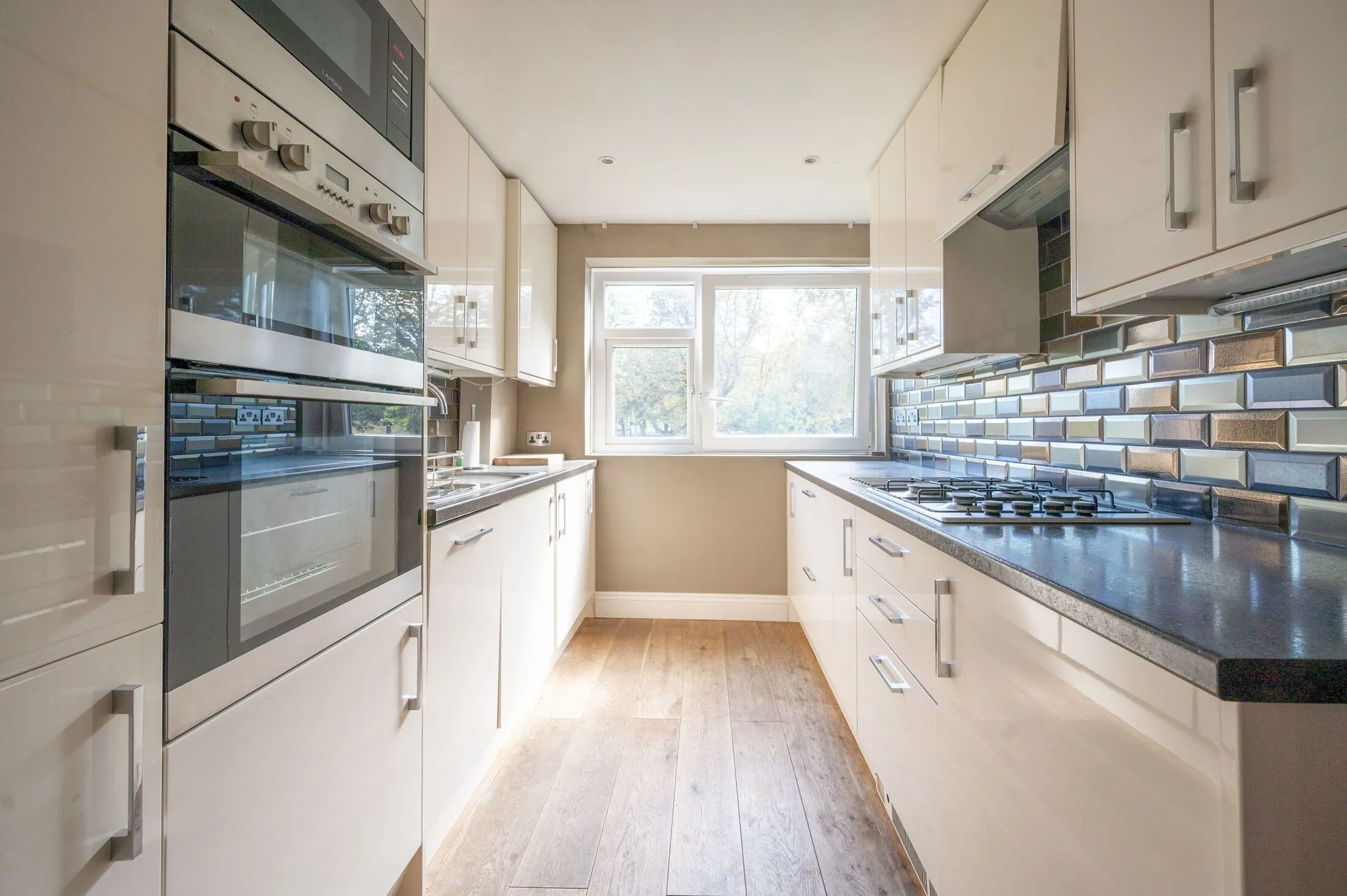 Flat Fitzhugh Grove in Greater London