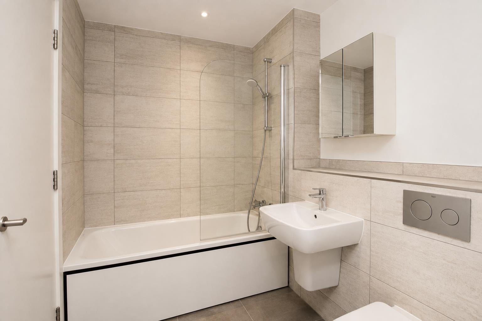 Flat Avebury Boulevard in Central Milton Keynes
