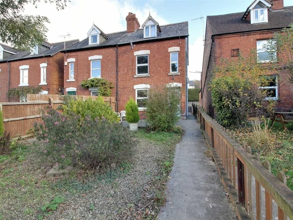 Flat Upper Queens Road in Stonehouse