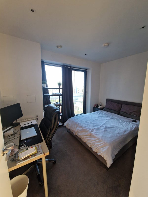Flat City Island Way in Greater London