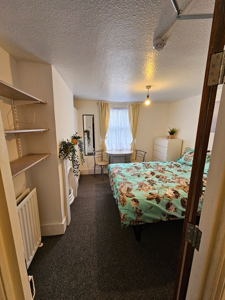 Room Lordship Lane in Greater London