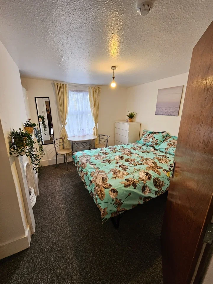 Room Lordship Lane in Greater London
