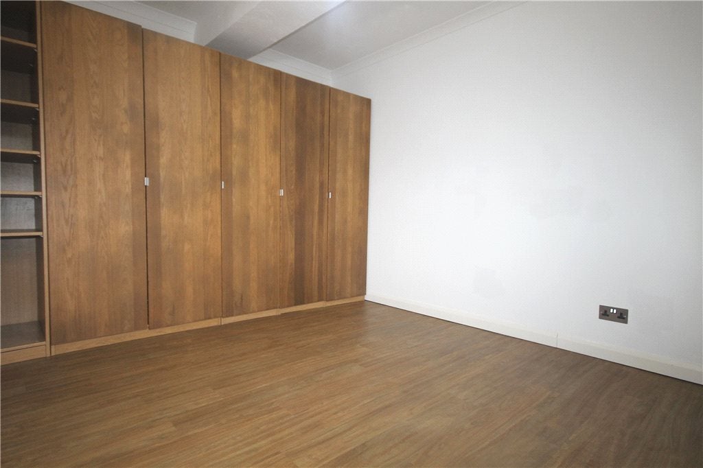 Flat Markenfield Road in Guildford
