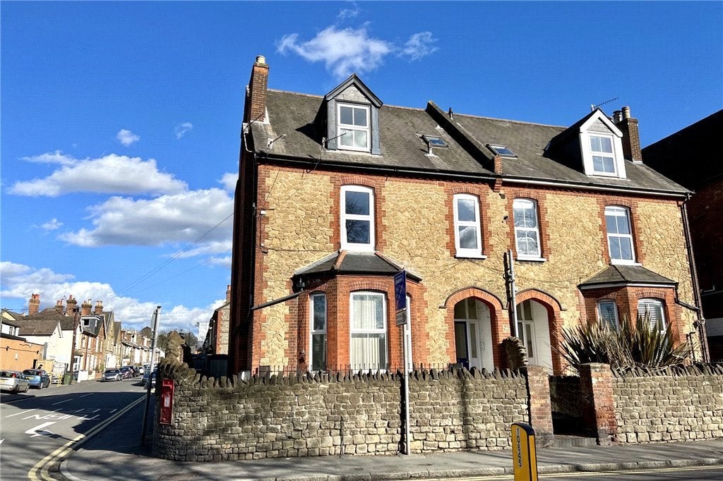 Flat Markenfield Road in Guildford