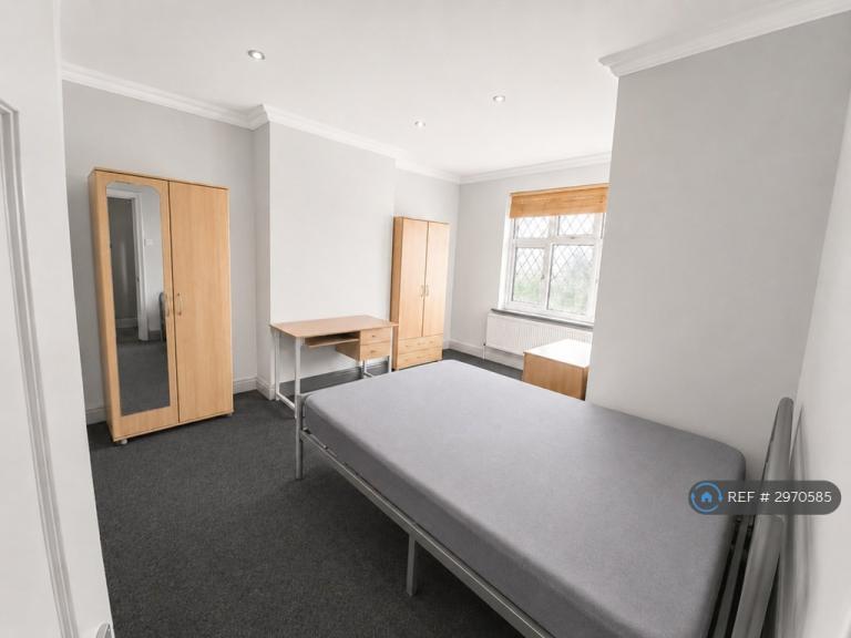 Room Sovereign Grove in Greater London