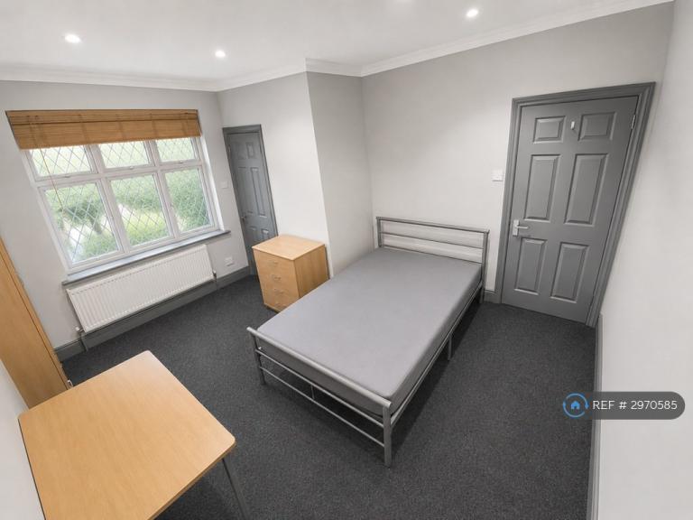 Room Sovereign Grove in Greater London