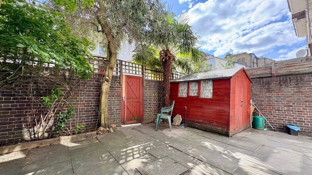 Flat Finborough Road in Greater London