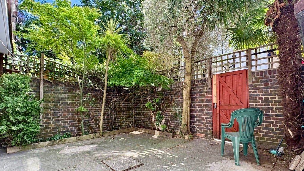 Flat Finborough Road in Greater London