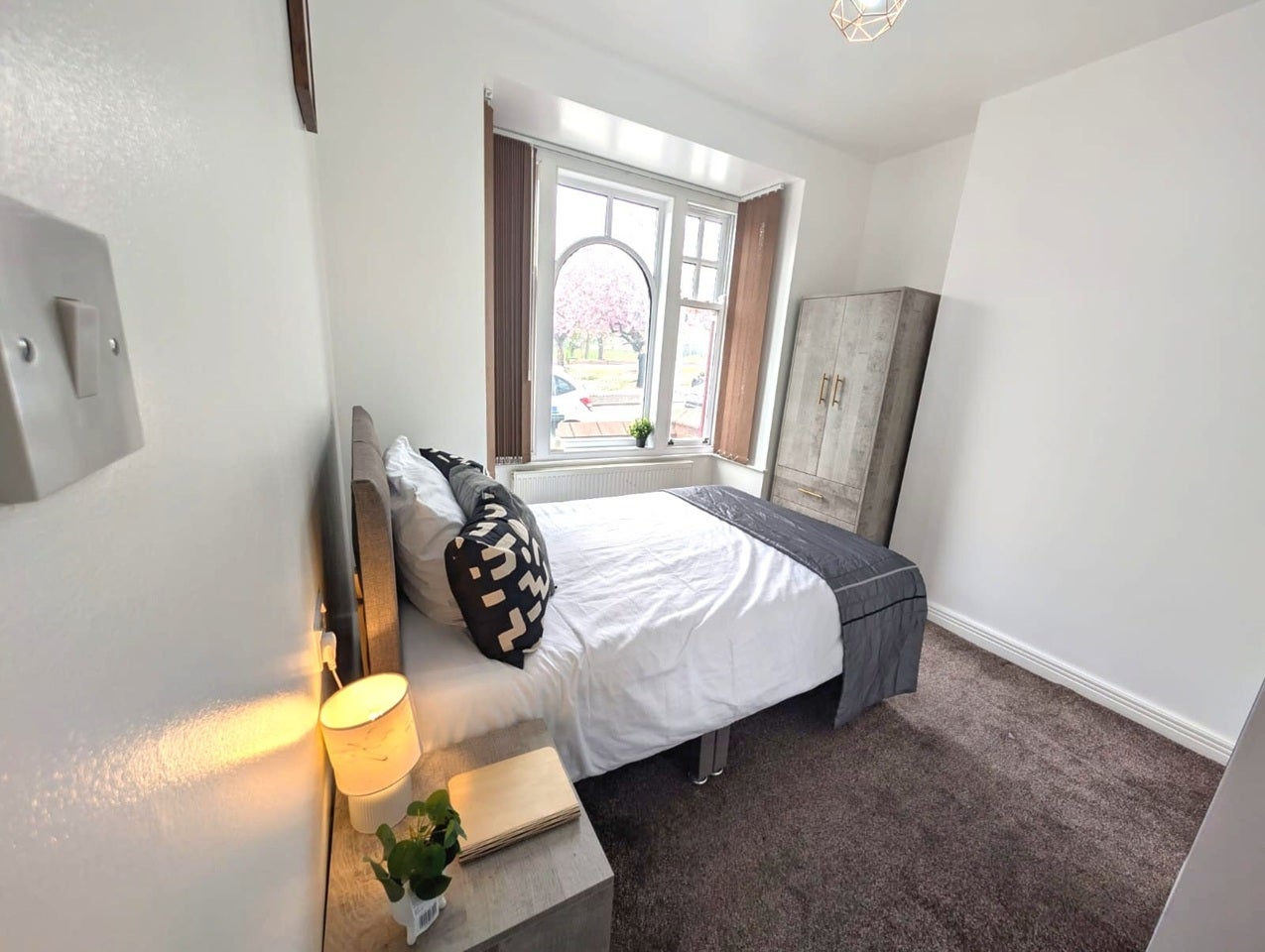 Room Bearwood Road in Sandwell