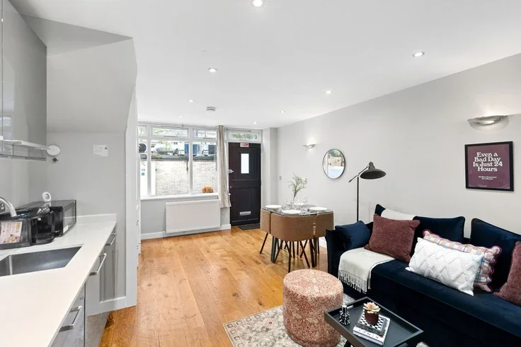 Flat Accommodation Road in Greater London