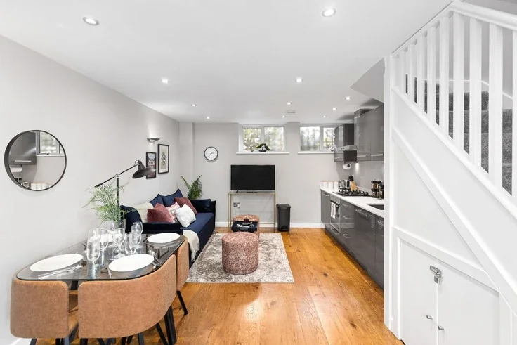 Flat Accommodation Road in Greater London